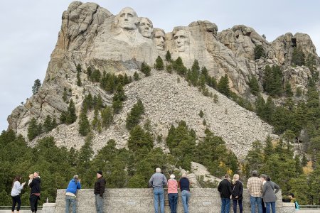 Bezoekers bekijken Mount Rushmore