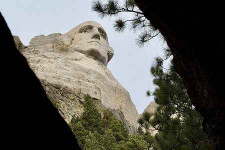 President Washington gezien door een spleet tussen twee rotsen