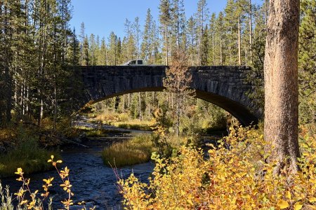 Onze eerste stop in Yellowstone is bij een waterval en deze brug