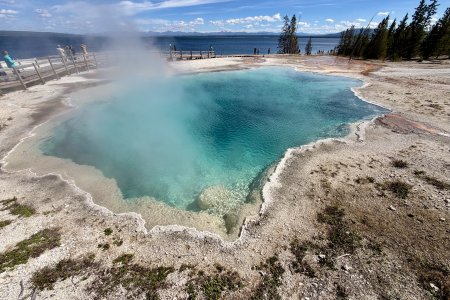 Helder blauwe en diepe poel in West Thumb Geyser Basin