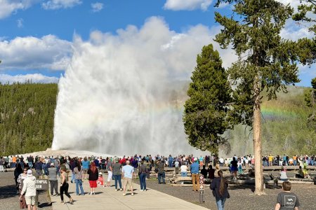 Old Faithful veroorzaakt een regenboog