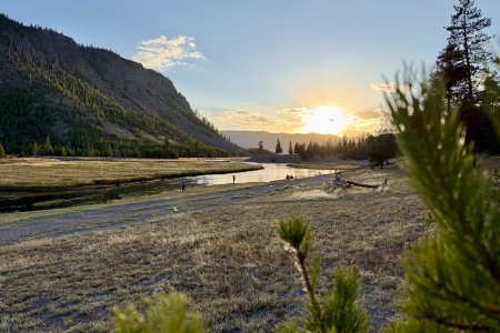 De zon gaat onder op de Madison River Campground