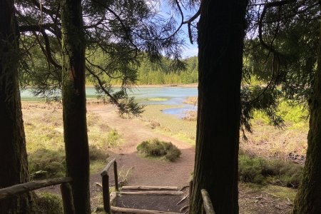 Bergmeertje op weg naar Een spannend pad naar miradouro Boca do Inferno