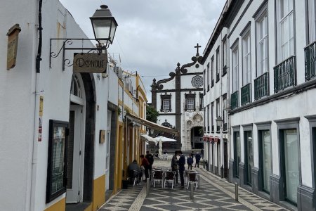 Een van de leuke straatjes in Ponta Delgada