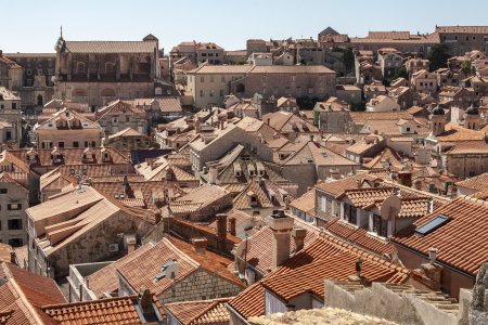 Overzicht over de oranje daken van de oude stad