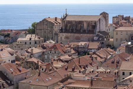 Panoramisch overzicht van de oude stad en de zee erachter