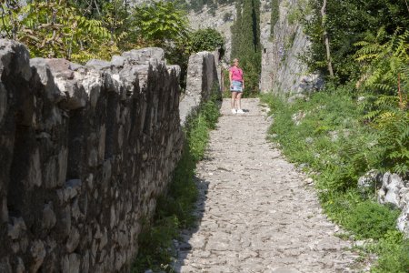 Een mooie wandeling over een muur naar een kapelletje