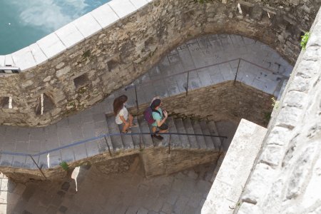 Toeristen op de muur rondom Kotor