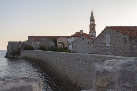 De oude stad van Budva is omgeven door een hoge muur