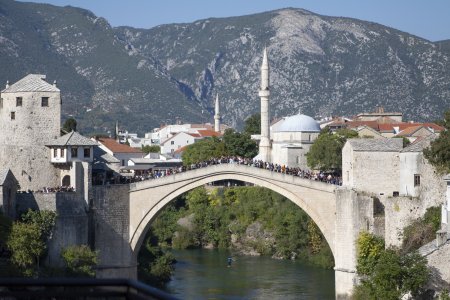 Een durfal springt van de oude brug in Mostar