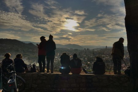 Mensen wachten op de zonsondergang