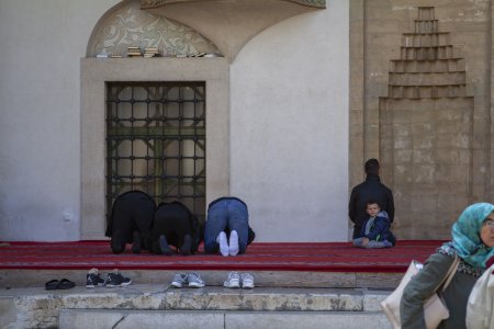 Het middag gebed bij een grote moskee in de oude stad