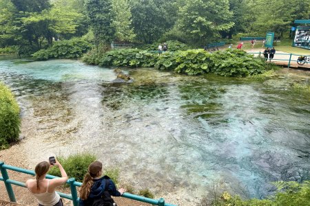 De Blue Eye, een azuur blauwe zoetwaren bron