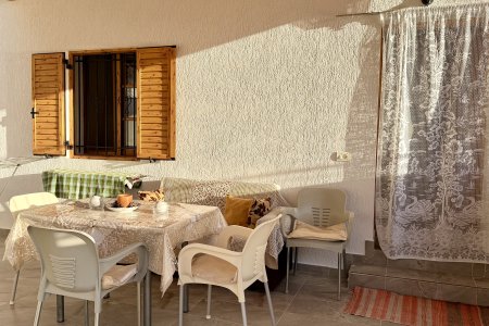 Het eenvoudige terrasje van het huisje in Dhërmi