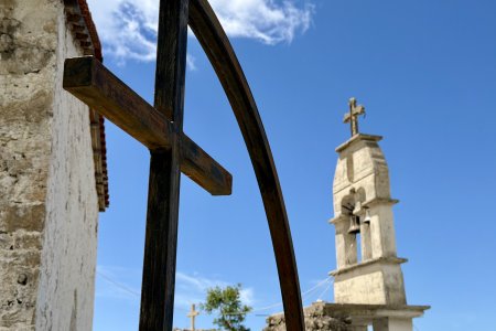 Het kerkje en begraafplaats achter on huis in Dhërmi