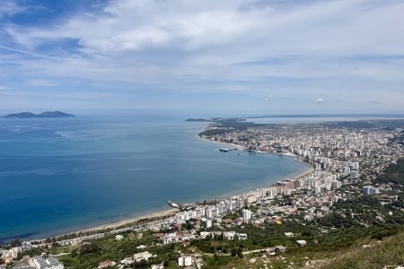 De havenstad Vlorë is behoorlijk uitgestrekt