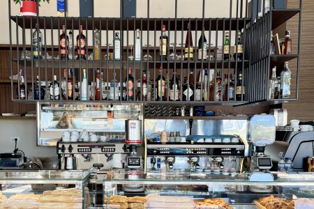 Langs de snelweg bij benzine stations wordt sterke drank geschonken