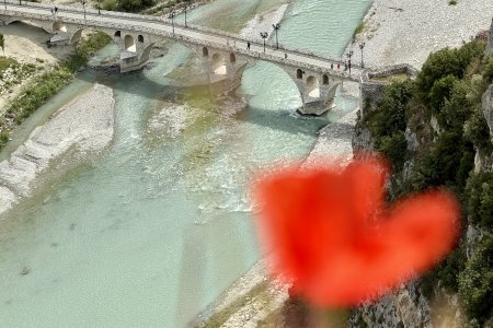 Wandel brug over de Osum rivier in Berat