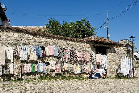 Echte winkels zijn er niet in het kasteel, kleding wordt buiten opgehangen om te bekijken