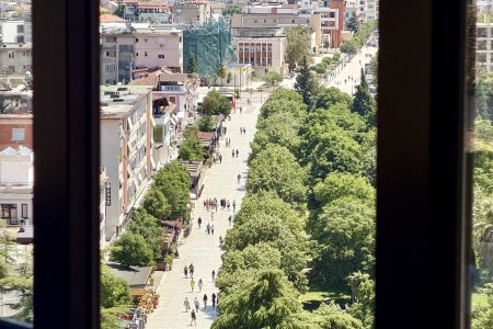 Uitzicht over de boulevard vanuit het oude deel van Berat