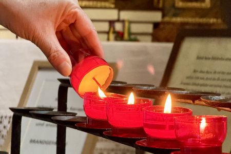 We steken vaak een kaarsje aan bij kerk bezoek