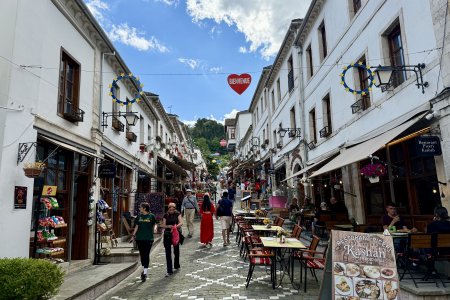 Een druk, maar gezellig straatje in de Bazaar van Gjirokäster