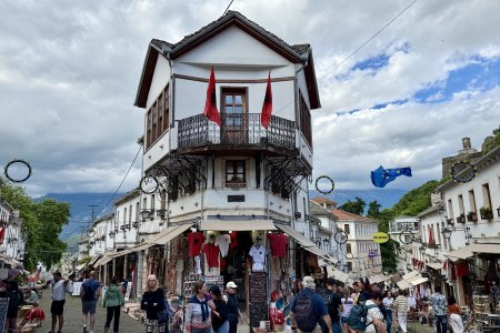 Alle straatjes van de oude Bazaar komen hier samen