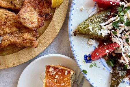 Typisch gerecht, gegrilde groenten, kip en een stukje cake