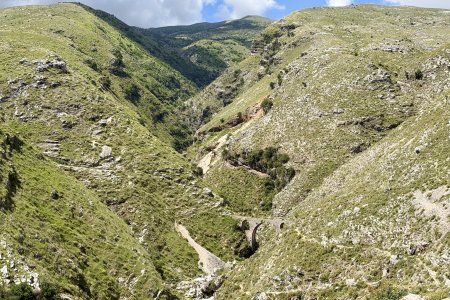 Het aquaduct valt helemaal weg in de kleuren van de natuur