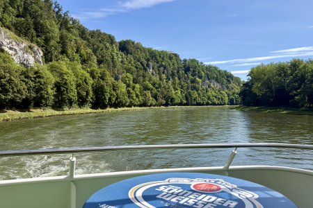Zelfs op de boot wordt er reclame gemaakt voor de lokale brouwerij