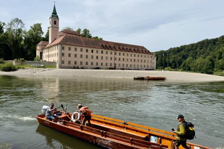 We worden met een houten bootje de Donau over gezet
