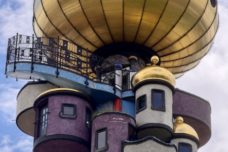 De Kuchlbauer Turm, ontworpen door Hundretwasser