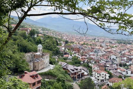 Een kerkje zonder dak in Prizren