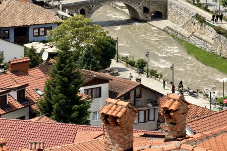 De oude stenen brug in Prizren