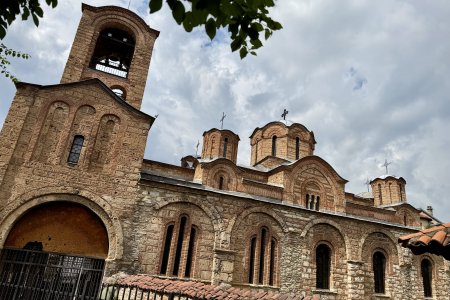 Een grote kerk in de Bazaar van Prizren
