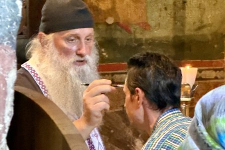 In Servisch-orthodoxe kerken wordt kaarsvet op het voorhoofd aangebracht