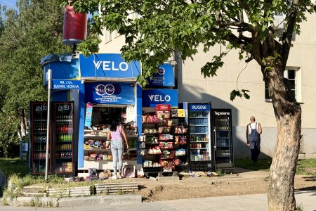 Een straatbeeld van Pristina, de hoofdstad van Kosovo