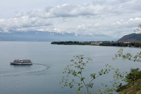 Besneeuwde bergen aan de Albanese kant van het meer van Ohrid
