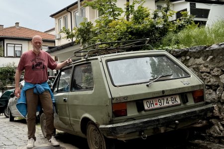 Een oude Joegoslavische Yugo