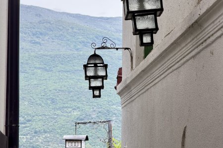 Nieuwe en oude lantaarns in de vorm van Ohrid huizen