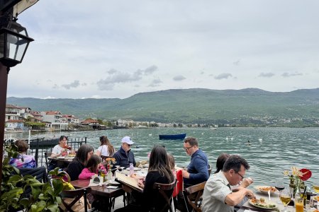 Lunch aan het meer van Ohrid