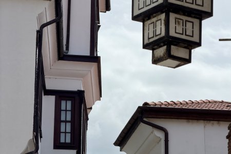 De lantaarns verwijzen naar de bouwstijl van Ohrid huizen