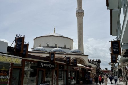 Een moskee met minaret in de Bazaar van Ohrid