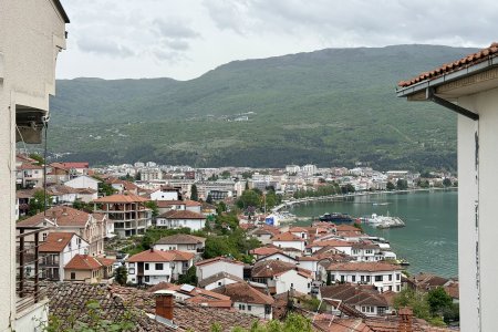 Uitzicht over de kust van het meer bij Ohrid