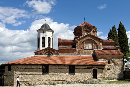Een Byzantijnse kerk met gedetailleerde muurschilderingen van binnen