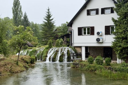 Water loopt langs een woning in Rastoke