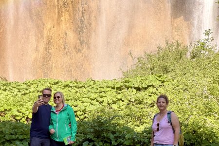 De grote waterval met regenboog