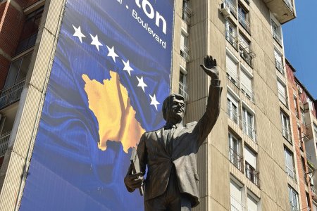 Het standbeeld van Bill Clinton in Pristina