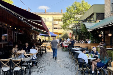 Pristina kent heel veel terrasje, dit is een kleine bar street