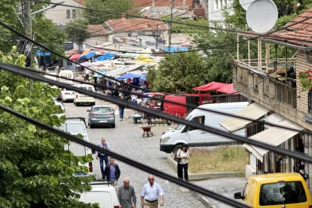 Een rommelig straatje met markt in Pristina